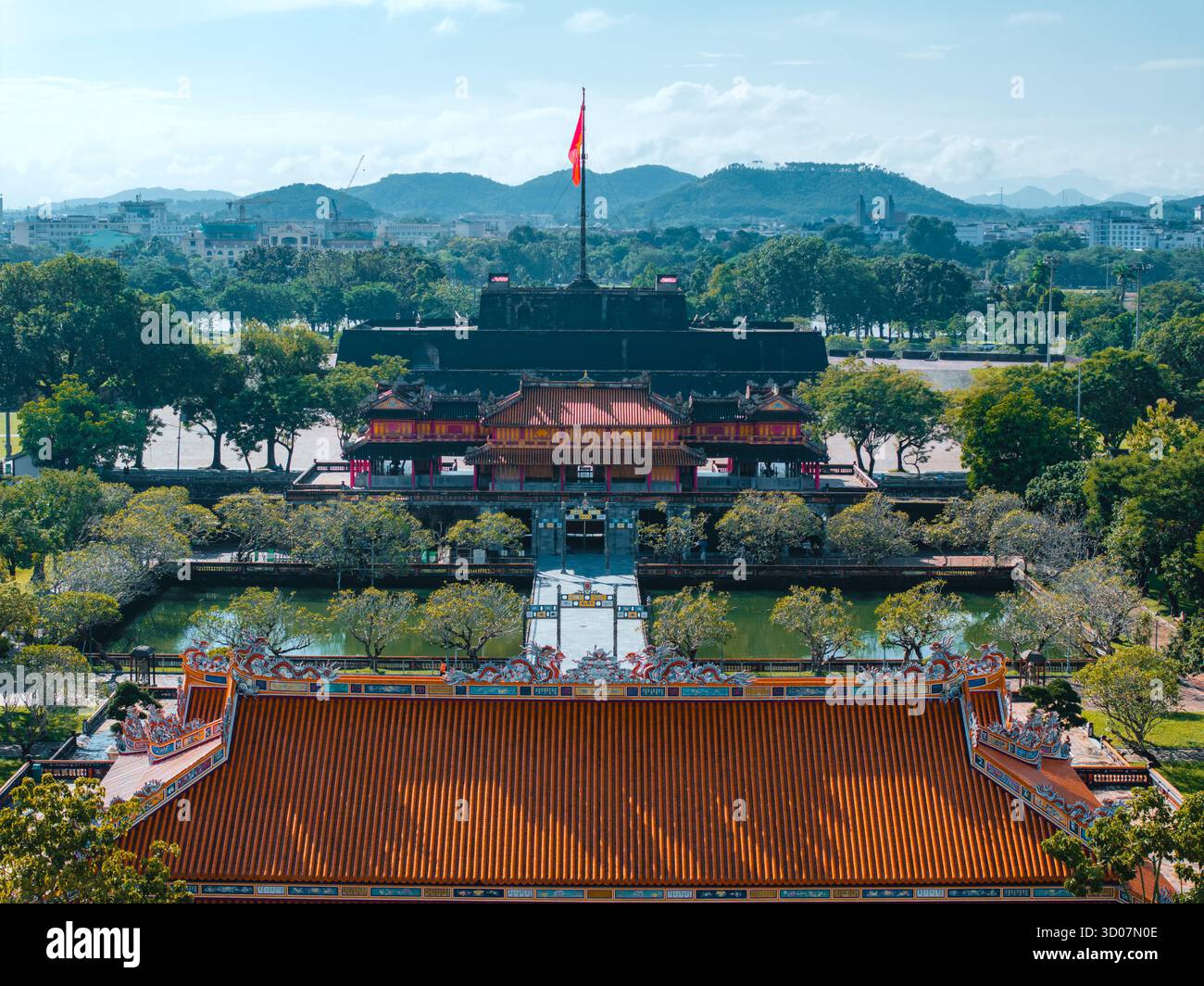 Vue aérienne de la Citadelle de Hué et vue de la ville de Hué, Vietnam. Palais royal impérial de la dynastie Nguyen. Concept de voyage et de paysage Banque D'Images Vue aérienne de la Citadelle de Hué et vue de la ville de Hué, Vietnam. Palais royal impérial de la dynastie Nguyen. Concept de voyage et de paysage Banque D'Images