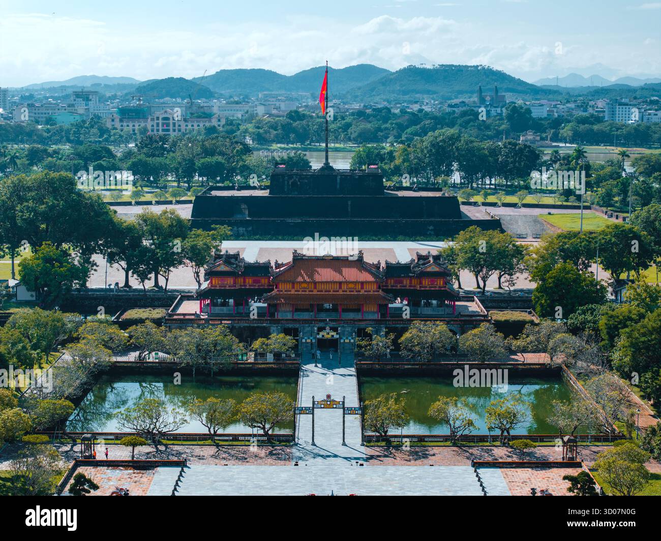 Vue aérienne de la Citadelle de Hué et vue de la ville de Hué, Vietnam. Palais royal impérial de la dynastie Nguyen. Concept de voyage et de paysage Banque D'Images Vue aérienne de la Citadelle de Hué et vue de la ville de Hué, Vietnam. Palais royal impérial de la dynastie Nguyen. Concept de voyage et de paysage Banque D'Images