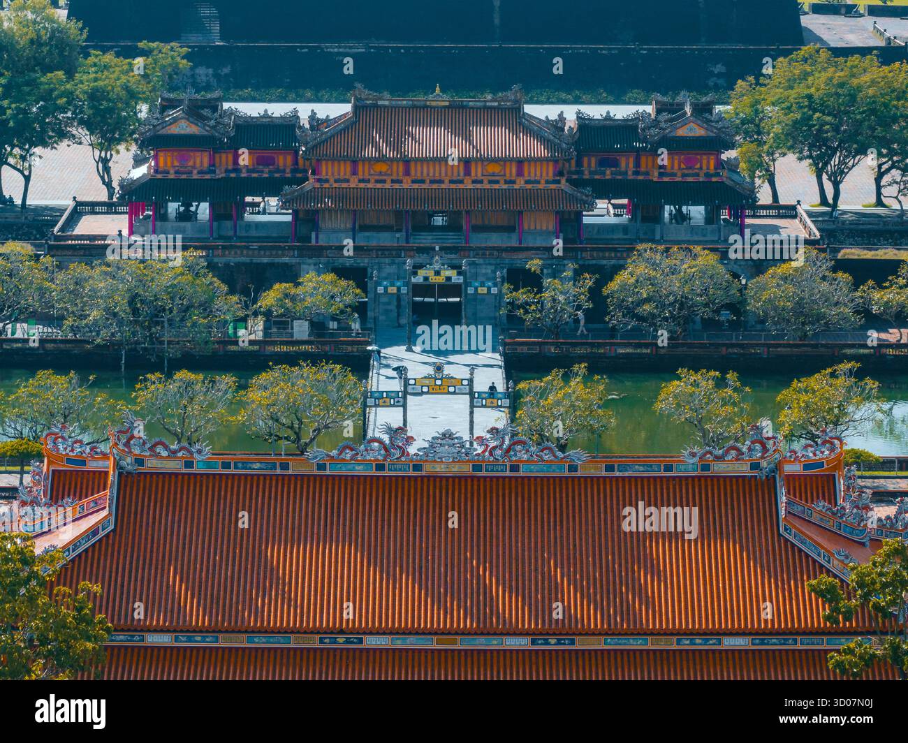 Vue aérienne de la Citadelle de Hué et vue de la ville de Hué, Vietnam. Palais royal impérial de la dynastie Nguyen. Concept de voyage et de paysage Banque D'Images Vue aérienne de la Citadelle de Hué et vue de la ville de Hué, Vietnam. Palais royal impérial de la dynastie Nguyen. Concept de voyage et de paysage Banque D'Images