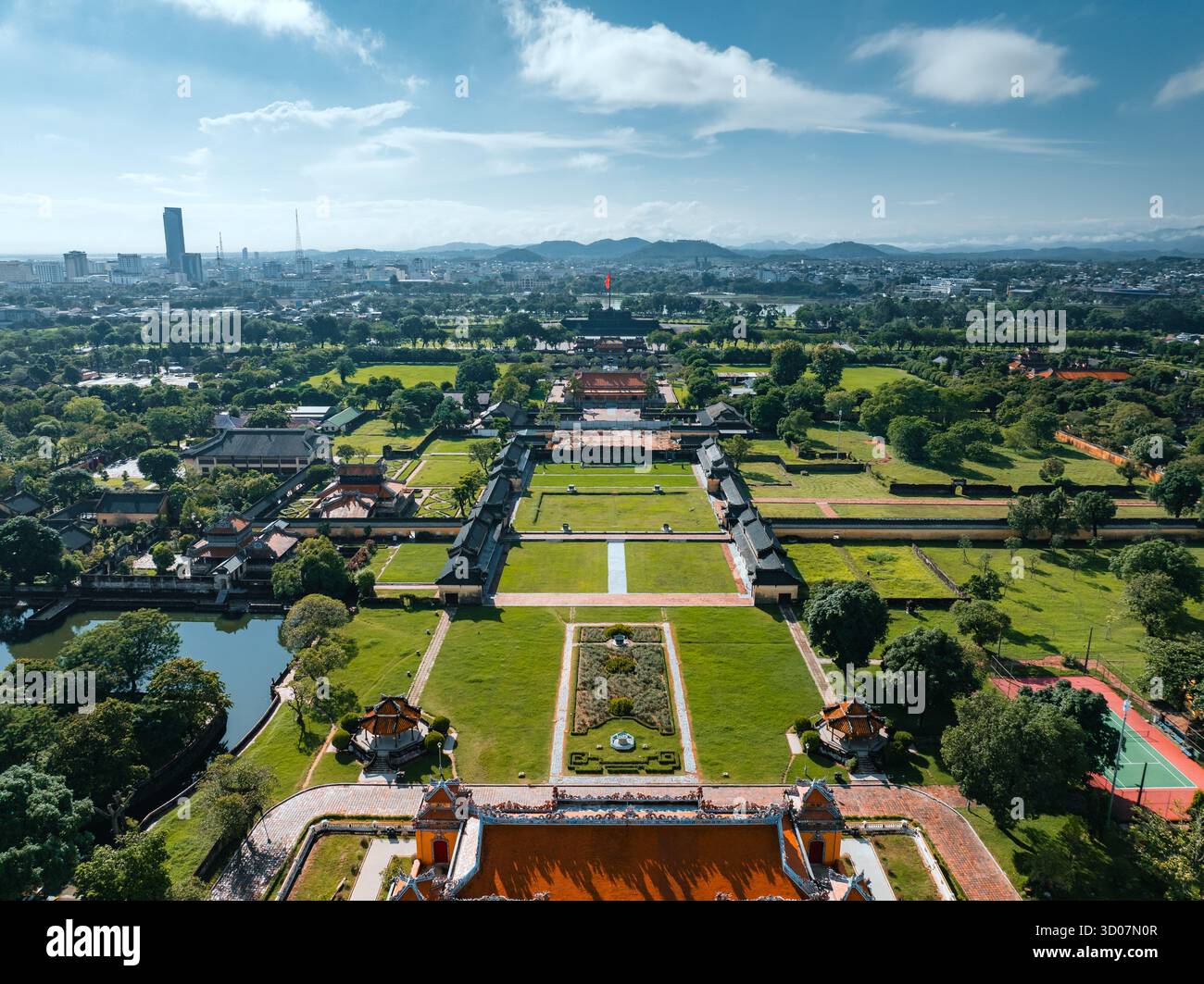 Vue aérienne de la Citadelle de Hué et vue de la ville de Hué, Vietnam. Palais royal impérial de la dynastie Nguyen. Concept de voyage et de paysage Banque D'Images Vue aérienne de la Citadelle de Hué et vue de la ville de Hué, Vietnam. Palais royal impérial de la dynastie Nguyen. Concept de voyage et de paysage Banque D'Images