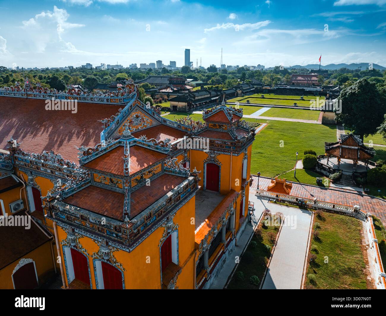 Vue aérienne de la Citadelle de Hué et vue de la ville de Hué, Vietnam. Palais royal impérial de la dynastie Nguyen. Concept de voyage et de paysage Banque D'Images Vue aérienne de la Citadelle de Hué et vue de la ville de Hué, Vietnam. Palais royal impérial de la dynastie Nguyen. Concept de voyage et de paysage Banque D'Images