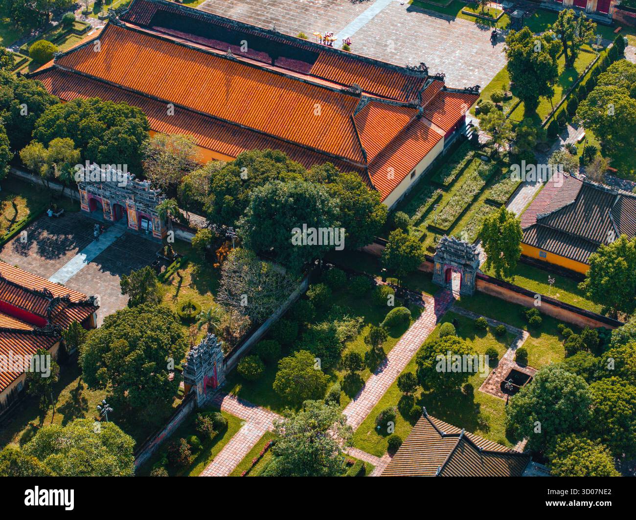 Vue aérienne de la Citadelle de Hué et vue de la ville de Hué, Vietnam. Palais royal impérial de la dynastie Nguyen. Concept de voyage et de paysage Banque D'Images Vue aérienne de la Citadelle de Hué et vue de la ville de Hué, Vietnam. Palais royal impérial de la dynastie Nguyen. Concept de voyage et de paysage Banque D'Images