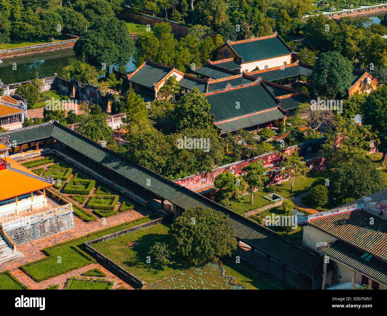 Vue aérienne de la Citadelle de Hué et vue de la ville de Hué, Vietnam. Palais royal impérial de la dynastie Nguyen. Concept de voyage et de paysage Banque D'Images Vue aérienne de la Citadelle de Hué et vue de la ville de Hué, Vietnam. Palais royal impérial de la dynastie Nguyen. Concept de voyage et de paysage Banque D'Images