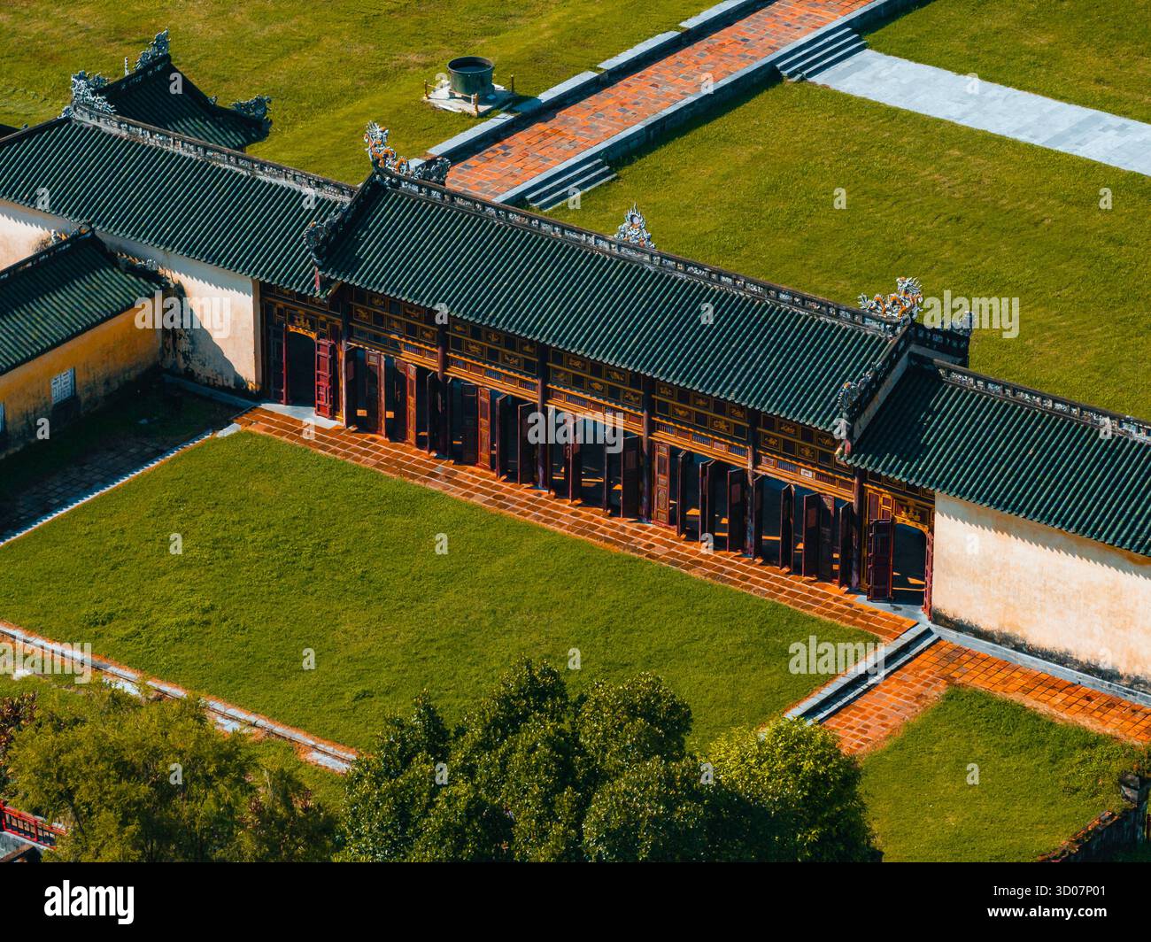 Vue aérienne de la Citadelle de Hué et vue de la ville de Hué, Vietnam. Palais royal impérial de la dynastie Nguyen. Concept de voyage et de paysage Banque D'Images Vue aérienne de la Citadelle de Hué et vue de la ville de Hué, Vietnam. Palais royal impérial de la dynastie Nguyen. Concept de voyage et de paysage Banque D'Images