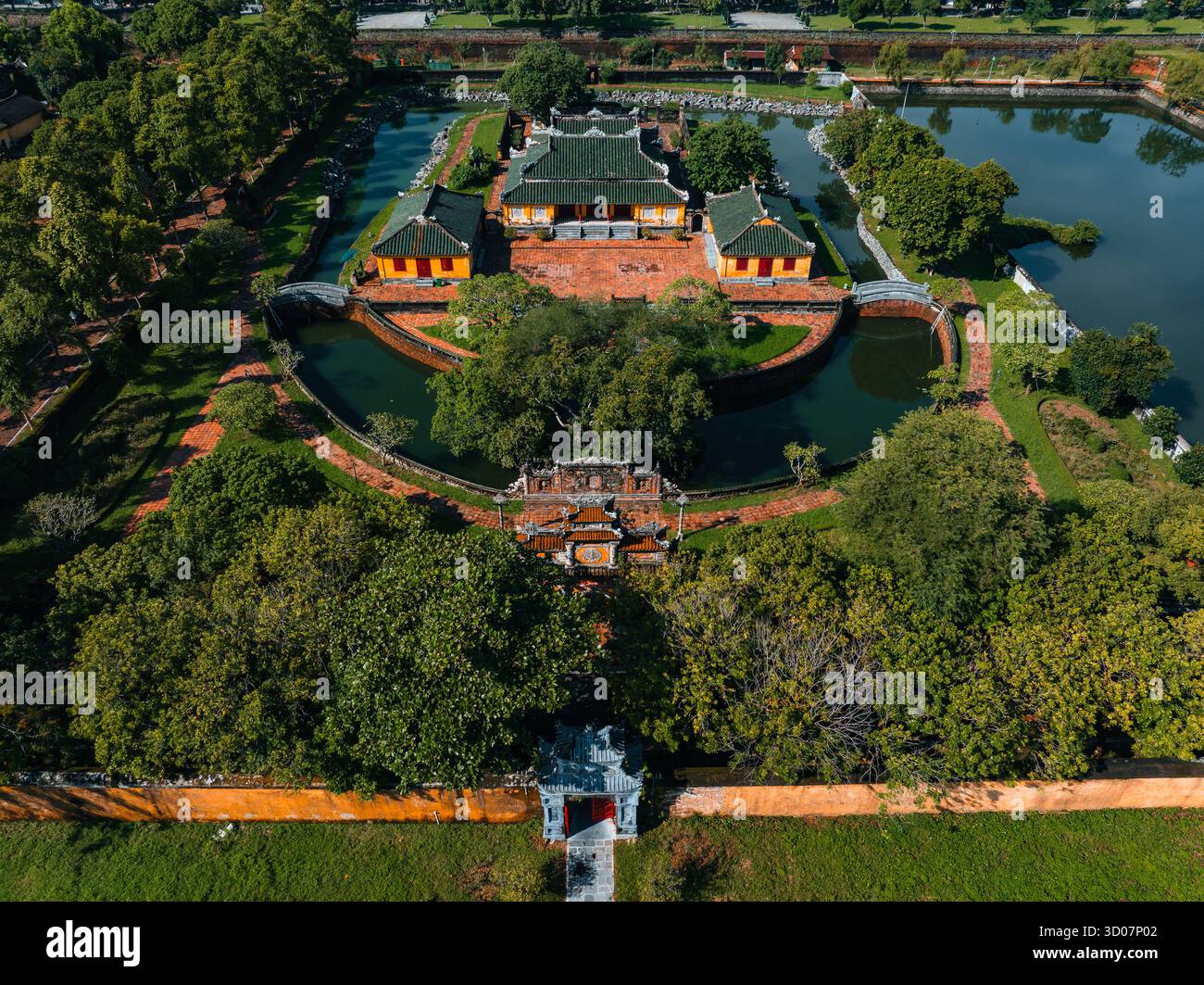 Vue aérienne de la Citadelle de Hué et vue de la ville de Hué, Vietnam. Palais royal impérial de la dynastie Nguyen. Concept de voyage et de paysage Banque D'Images Vue aérienne de la Citadelle de Hué et vue de la ville de Hué, Vietnam. Palais royal impérial de la dynastie Nguyen. Concept de voyage et de paysage Banque D'Images