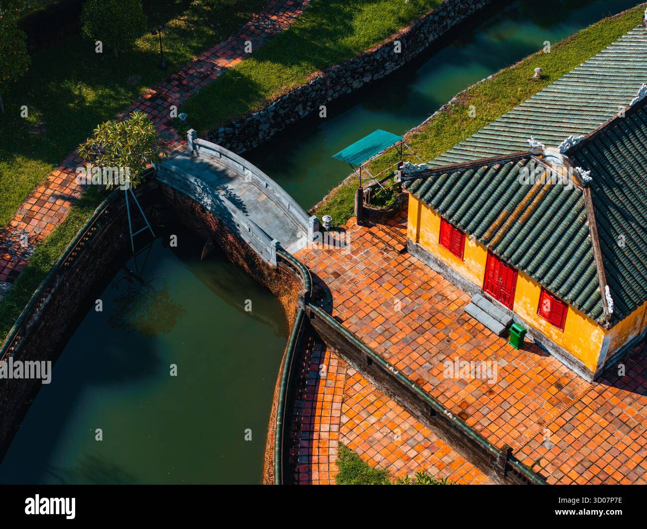 Vue aérienne de la Citadelle de Hué et vue de la ville de Hué, Vietnam. Palais royal impérial de la dynastie Nguyen. Concept de voyage et de paysage Banque D'Images Vue aérienne de la Citadelle de Hué et vue de la ville de Hué, Vietnam. Palais royal impérial de la dynastie Nguyen. Concept de voyage et de paysage Banque D'Images