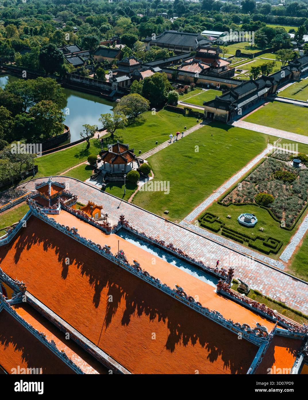 Vue aérienne de la Citadelle de Hué et vue de la ville de Hué, Vietnam. Palais royal impérial de la dynastie Nguyen. Concept de voyage et de paysage Banque D'Images Vue aérienne de la Citadelle de Hué et vue de la ville de Hué, Vietnam. Palais royal impérial de la dynastie Nguyen. Concept de voyage et de paysage Banque D'Images