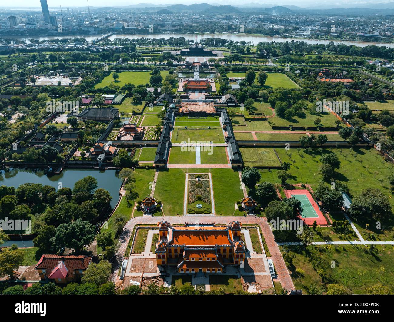 Vue aérienne de la Citadelle de Hué et vue de la ville de Hué, Vietnam. Palais royal impérial de la dynastie Nguyen. Concept de voyage et de paysage Banque D'Images Vue aérienne de la Citadelle de Hué et vue de la ville de Hué, Vietnam. Palais royal impérial de la dynastie Nguyen. Concept de voyage et de paysage Banque D'Images