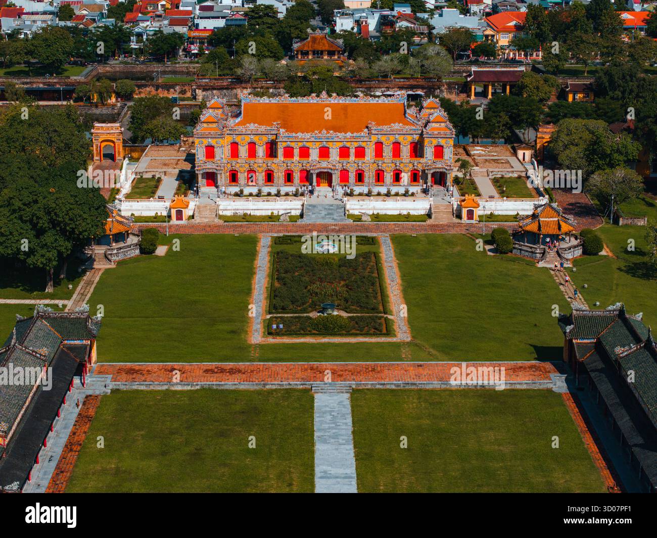 Vue aérienne de la Citadelle de Hué et vue de la ville de Hué, Vietnam. Palais royal impérial de la dynastie Nguyen. Concept de voyage et de paysage Banque D'Images Vue aérienne de la Citadelle de Hué et vue de la ville de Hué, Vietnam. Palais royal impérial de la dynastie Nguyen. Concept de voyage et de paysage Banque D'Images