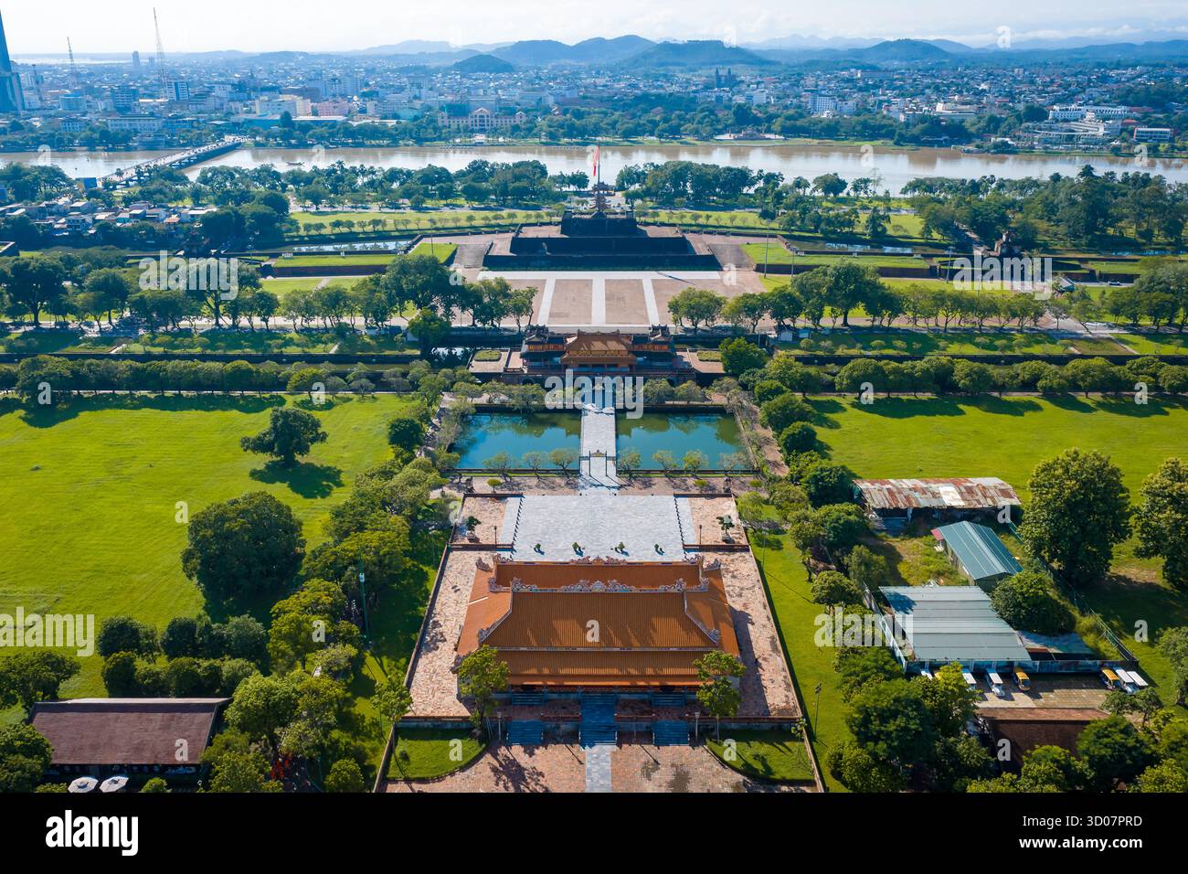 Vue aérienne de la Citadelle de Hué et vue de la ville de Hué, Vietnam. Palais royal impérial de la dynastie Nguyen. Concept de voyage et de paysage Banque D'Images Vue aérienne de la Citadelle de Hué et vue de la ville de Hué, Vietnam. Palais royal impérial de la dynastie Nguyen. Concept de voyage et de paysage Banque D'Images