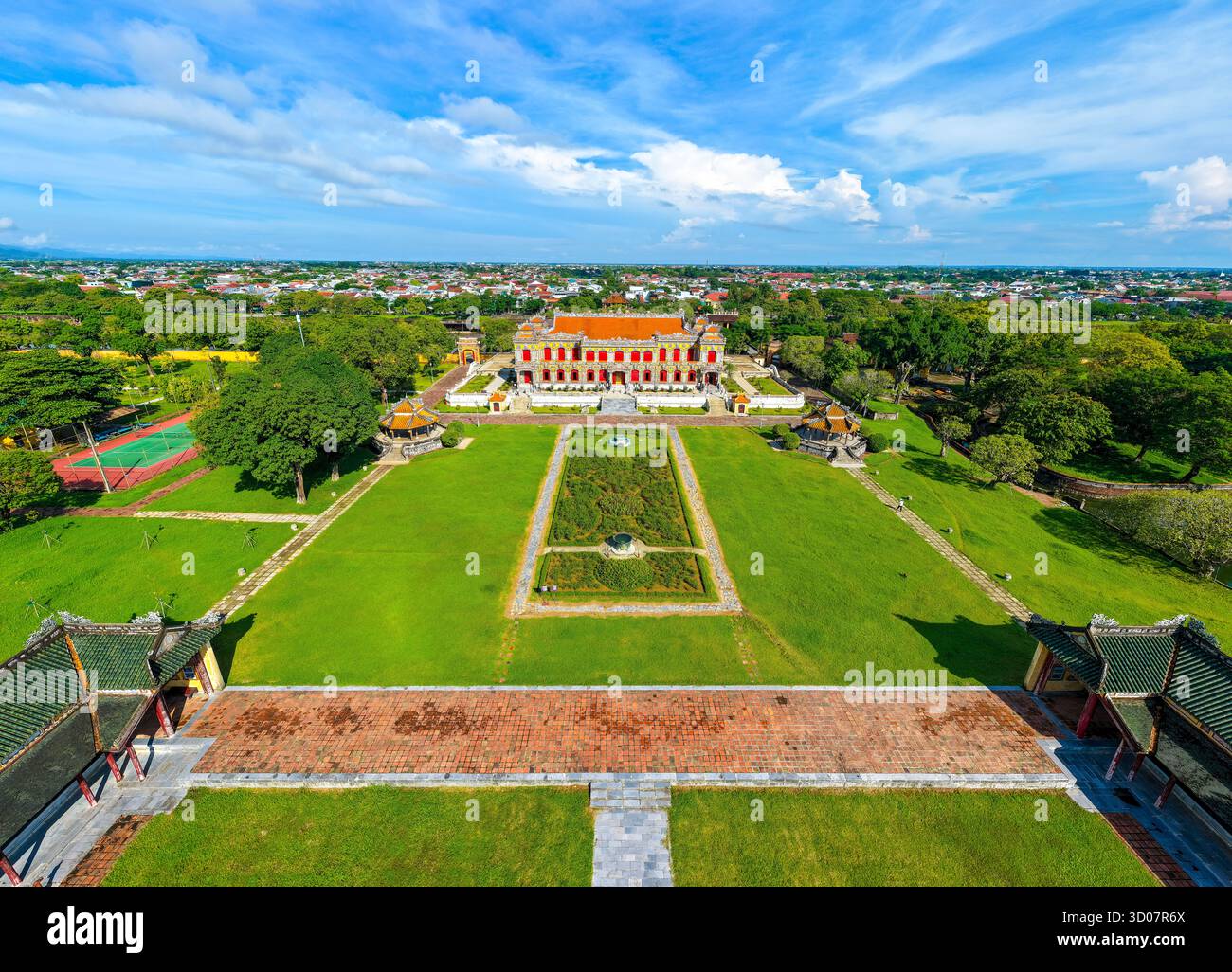Vue aérienne de la Citadelle de Hué et vue de la ville de Hué, Vietnam. Palais royal impérial de la dynastie Nguyen. Concept de voyage et de paysage Banque D'Images Vue aérienne de la Citadelle de Hué et vue de la ville de Hué, Vietnam. Palais royal impérial de la dynastie Nguyen. Concept de voyage et de paysage Banque D'Images