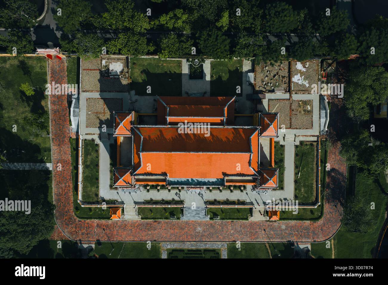 Vue aérienne de la Citadelle de Hué et vue de la ville de Hué, Vietnam. Palais royal impérial de la dynastie Nguyen. Concept de voyage et de paysage Banque D'Images Vue aérienne de la Citadelle de Hué et vue de la ville de Hué, Vietnam. Palais royal impérial de la dynastie Nguyen. Concept de voyage et de paysage Banque D'Images