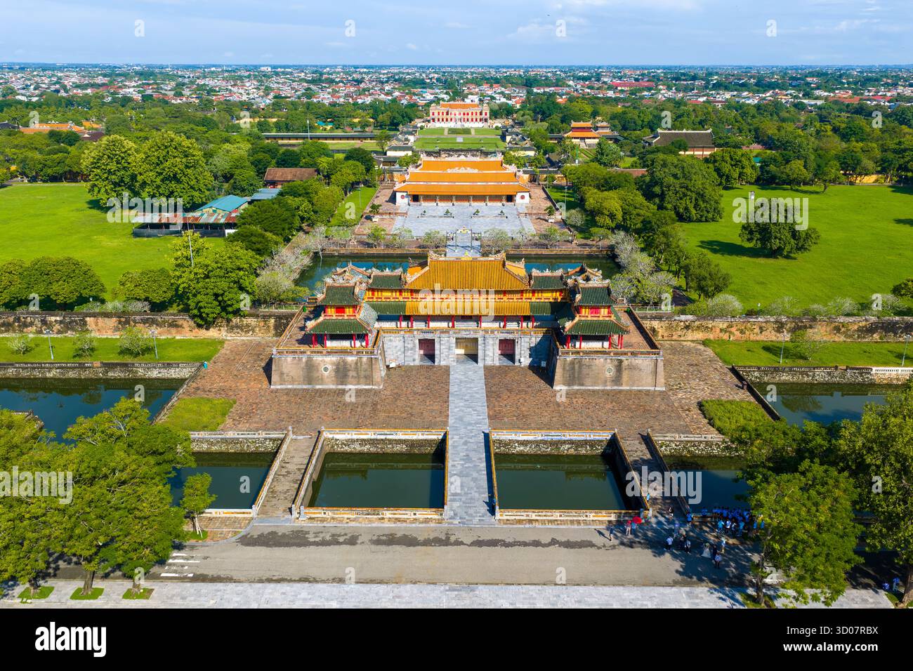 Vue aérienne de la Citadelle de Hué et vue de la ville de Hué, Vietnam. Palais royal impérial de la dynastie Nguyen. Concept de voyage et de paysage Banque D'Images Vue aérienne de la Citadelle de Hué et vue de la ville de Hué, Vietnam. Palais royal impérial de la dynastie Nguyen. Concept de voyage et de paysage Banque D'Images
