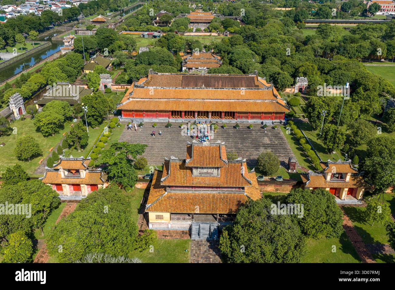 Vue aérienne de la Citadelle de Hué et vue de la ville de Hué, Vietnam. Palais royal impérial de la dynastie Nguyen. Concept de voyage et de paysage Banque D'Images Vue aérienne de la Citadelle de Hué et vue de la ville de Hué, Vietnam. Palais royal impérial de la dynastie Nguyen. Concept de voyage et de paysage Banque D'Images
