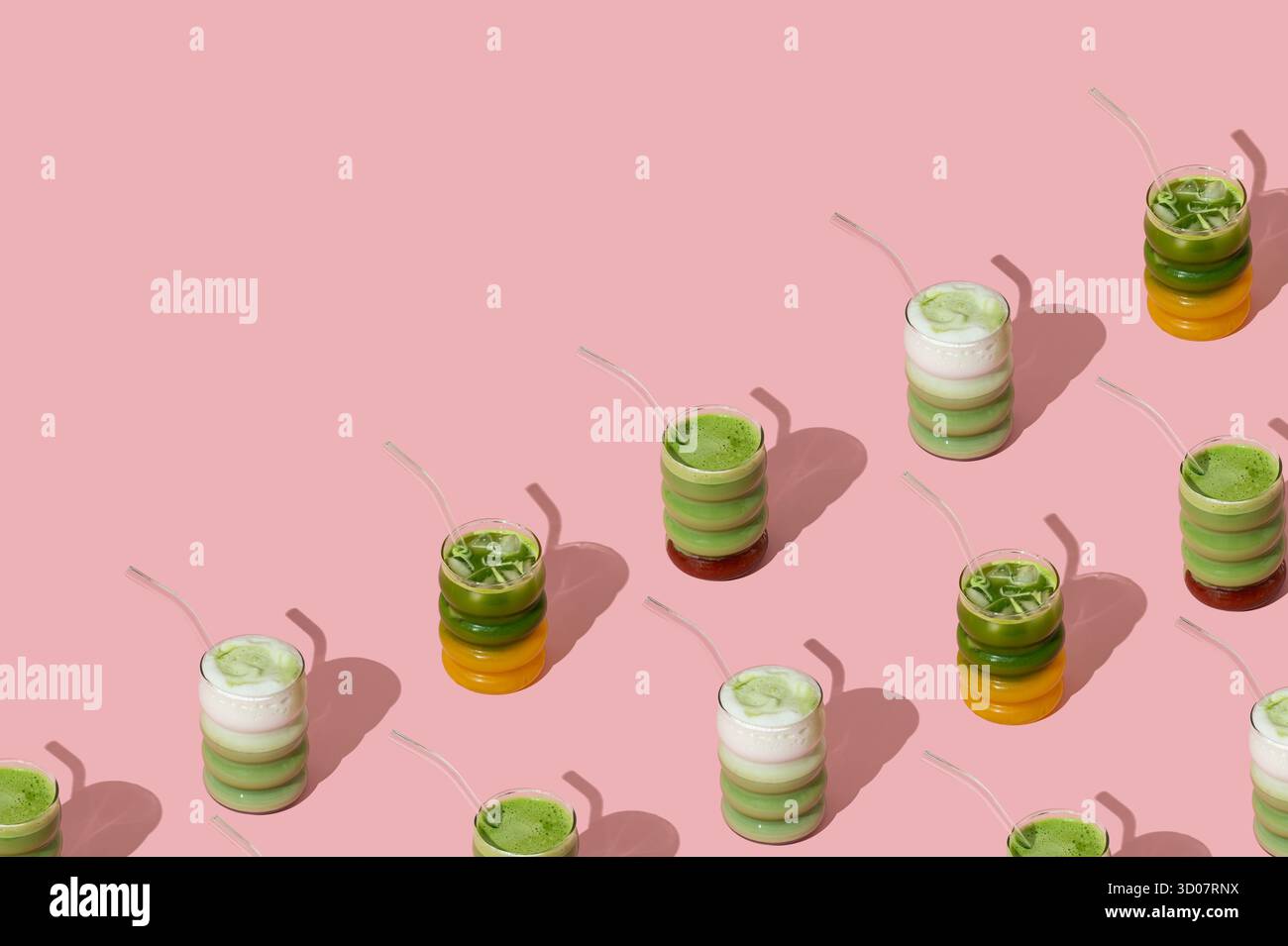 Motif créatif fait avec diverses boissons matcha colorées sur fond rose pastel avec espace de copie. Concept minimal de thé matcha sain. Banque D'Images