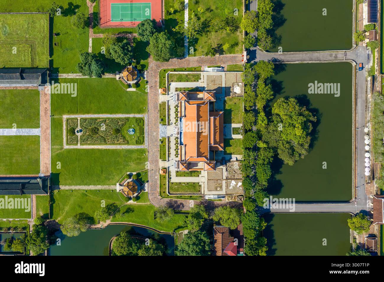 Vue aérienne de la Citadelle de Hué et vue de la ville de Hué, Vietnam. Palais royal impérial de la dynastie Nguyen. Concept de voyage et de paysage Banque D'Images Vue aérienne de la Citadelle de Hué et vue de la ville de Hué, Vietnam. Palais royal impérial de la dynastie Nguyen. Concept de voyage et de paysage Banque D'Images