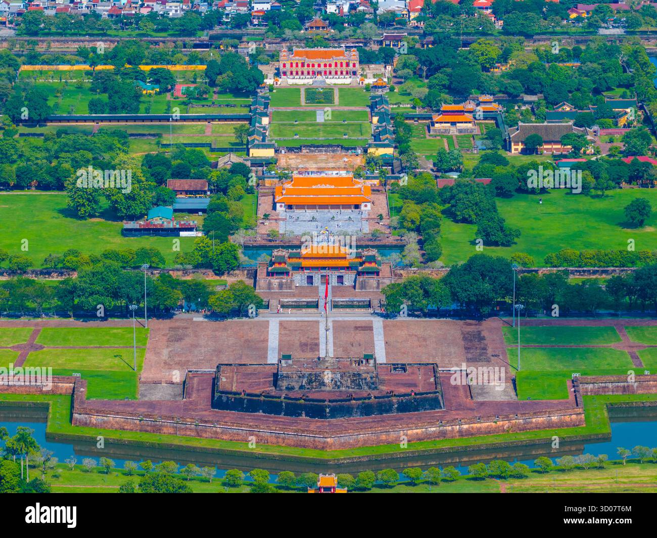 Vue aérienne de la Citadelle de Hué et vue de la ville de Hué, Vietnam. Palais royal impérial de la dynastie Nguyen. Concept de voyage et de paysage Banque D'Images Vue aérienne de la Citadelle de Hué et vue de la ville de Hué, Vietnam. Palais royal impérial de la dynastie Nguyen. Concept de voyage et de paysage Banque D'Images