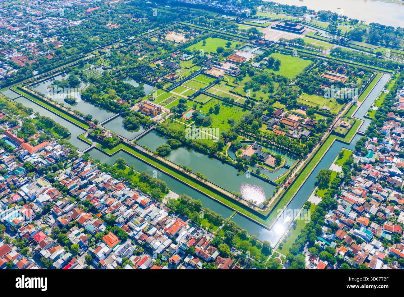 Vue aérienne de la Citadelle de Hué et vue de la ville de Hué, Vietnam. Palais royal impérial de la dynastie Nguyen. Concept de voyage et de paysage Banque D'Images Vue aérienne de la Citadelle de Hué et vue de la ville de Hué, Vietnam. Palais royal impérial de la dynastie Nguyen. Concept de voyage et de paysage Banque D'Images