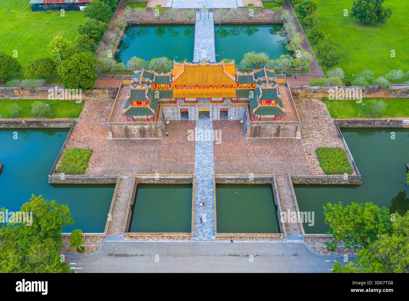 Vue aérienne de la Citadelle de Hué et vue de la ville de Hué, Vietnam. Palais royal impérial de la dynastie Nguyen. Concept de voyage et de paysage Banque D'Images Vue aérienne de la Citadelle de Hué et vue de la ville de Hué, Vietnam. Palais royal impérial de la dynastie Nguyen. Concept de voyage et de paysage Banque D'Images