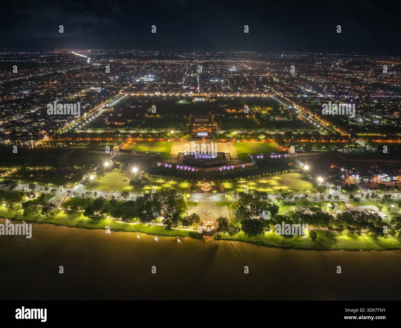 Vue aérienne de la Citadelle de Hué et vue de la ville de Hué, Vietnam. Palais royal impérial de la dynastie Nguyen. Concept de voyage et de paysage Banque D'Images Vue aérienne de la Citadelle de Hué et vue de la ville de Hué, Vietnam. Palais royal impérial de la dynastie Nguyen. Concept de voyage et de paysage Banque D'Images