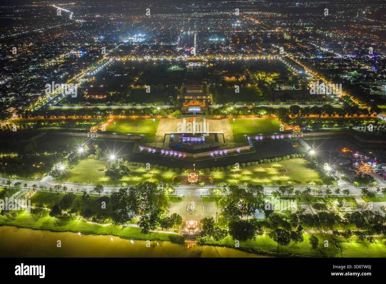 Vue aérienne de la Citadelle de Hué et vue de la ville de Hué, Vietnam. Palais royal impérial de la dynastie Nguyen. Concept de voyage et de paysage Banque D'Images Vue aérienne de la Citadelle de Hué et vue de la ville de Hué, Vietnam. Palais royal impérial de la dynastie Nguyen. Concept de voyage et de paysage Banque D'Images