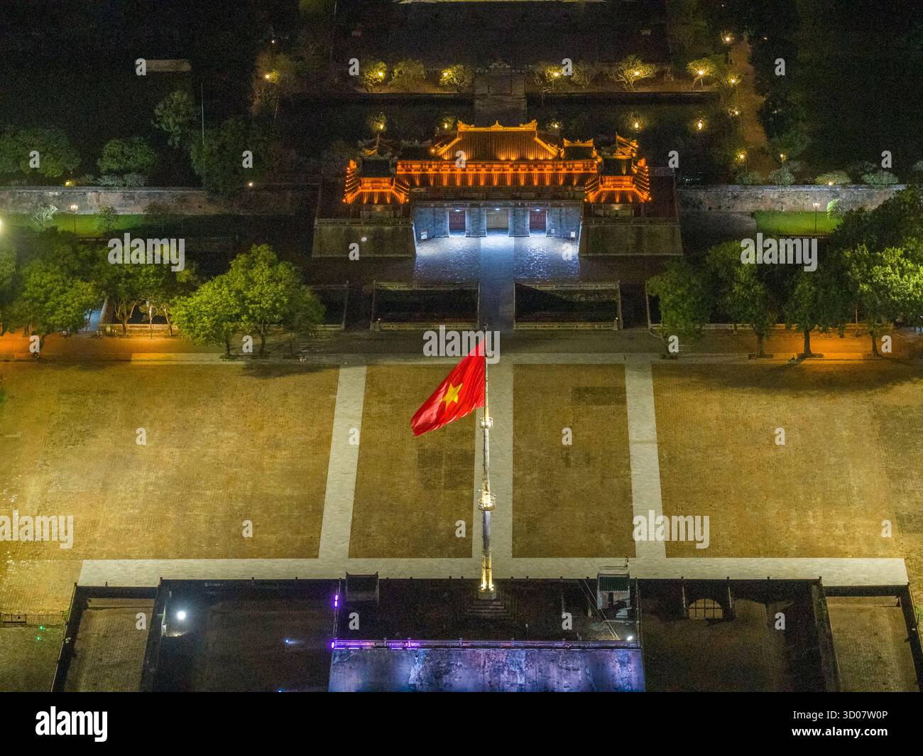 Vue aérienne de la Citadelle de Hué et vue de la ville de Hué, Vietnam. Palais royal impérial de la dynastie Nguyen. Concept de voyage et de paysage Banque D'Images Vue aérienne de la Citadelle de Hué et vue de la ville de Hué, Vietnam. Palais royal impérial de la dynastie Nguyen. Concept de voyage et de paysage Banque D'Images