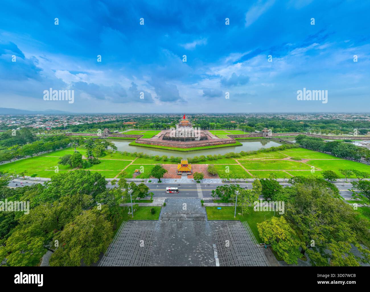 Vue aérienne de la Citadelle de Hué et vue de la ville de Hué, Vietnam. Palais royal impérial de la dynastie Nguyen. Concept de voyage et de paysage Banque D'Images Vue aérienne de la Citadelle de Hué et vue de la ville de Hué, Vietnam. Palais royal impérial de la dynastie Nguyen. Concept de voyage et de paysage Banque D'Images