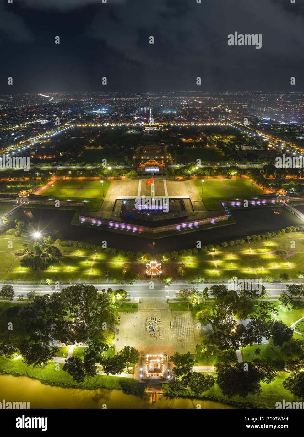 Vue aérienne de la Citadelle de Hué et vue de la ville de Hué, Vietnam. Palais royal impérial de la dynastie Nguyen. Concept de voyage et de paysage Banque D'Images Vue aérienne de la Citadelle de Hué et vue de la ville de Hué, Vietnam. Palais royal impérial de la dynastie Nguyen. Concept de voyage et de paysage Banque D'Images