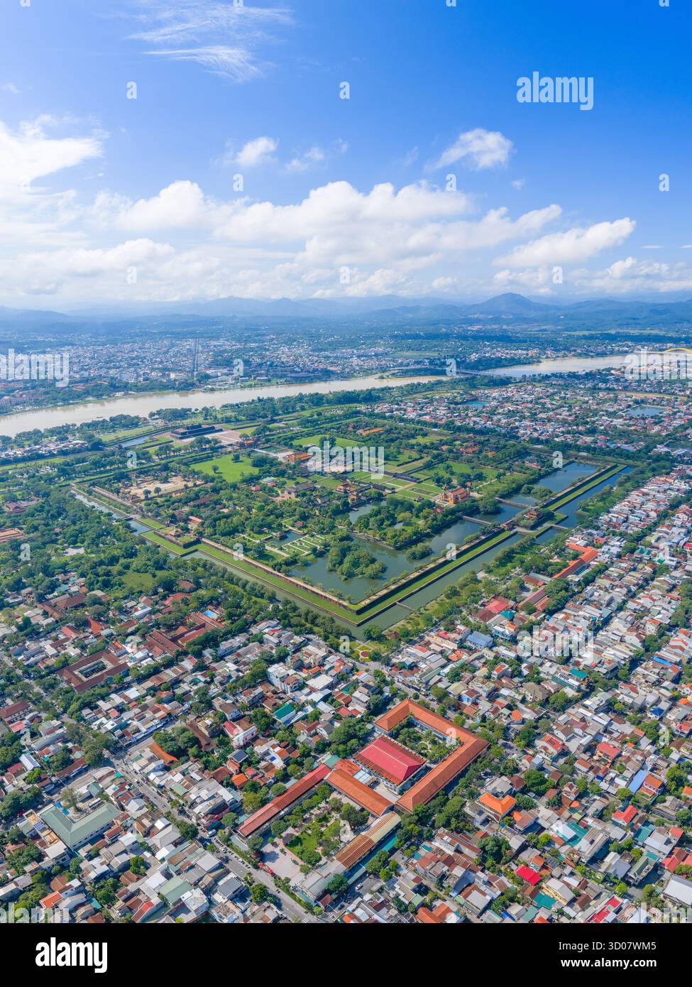 Vue aérienne de la Citadelle de Hué et vue de la ville de Hué, Vietnam. Palais royal impérial de la dynastie Nguyen. Concept de voyage et de paysage Banque D'Images Vue aérienne de la Citadelle de Hué et vue de la ville de Hué, Vietnam. Palais royal impérial de la dynastie Nguyen. Concept de voyage et de paysage Banque D'Images