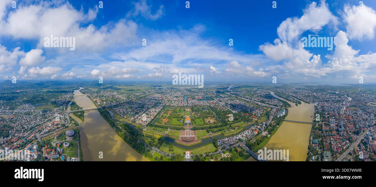 Vue aérienne de la Citadelle de Hué et vue de la ville de Hué, Vietnam. Palais royal impérial de la dynastie Nguyen. Concept de voyage et de paysage Banque D'Images Vue aérienne de la Citadelle de Hué et vue de la ville de Hué, Vietnam. Palais royal impérial de la dynastie Nguyen. Concept de voyage et de paysage Banque D'Images