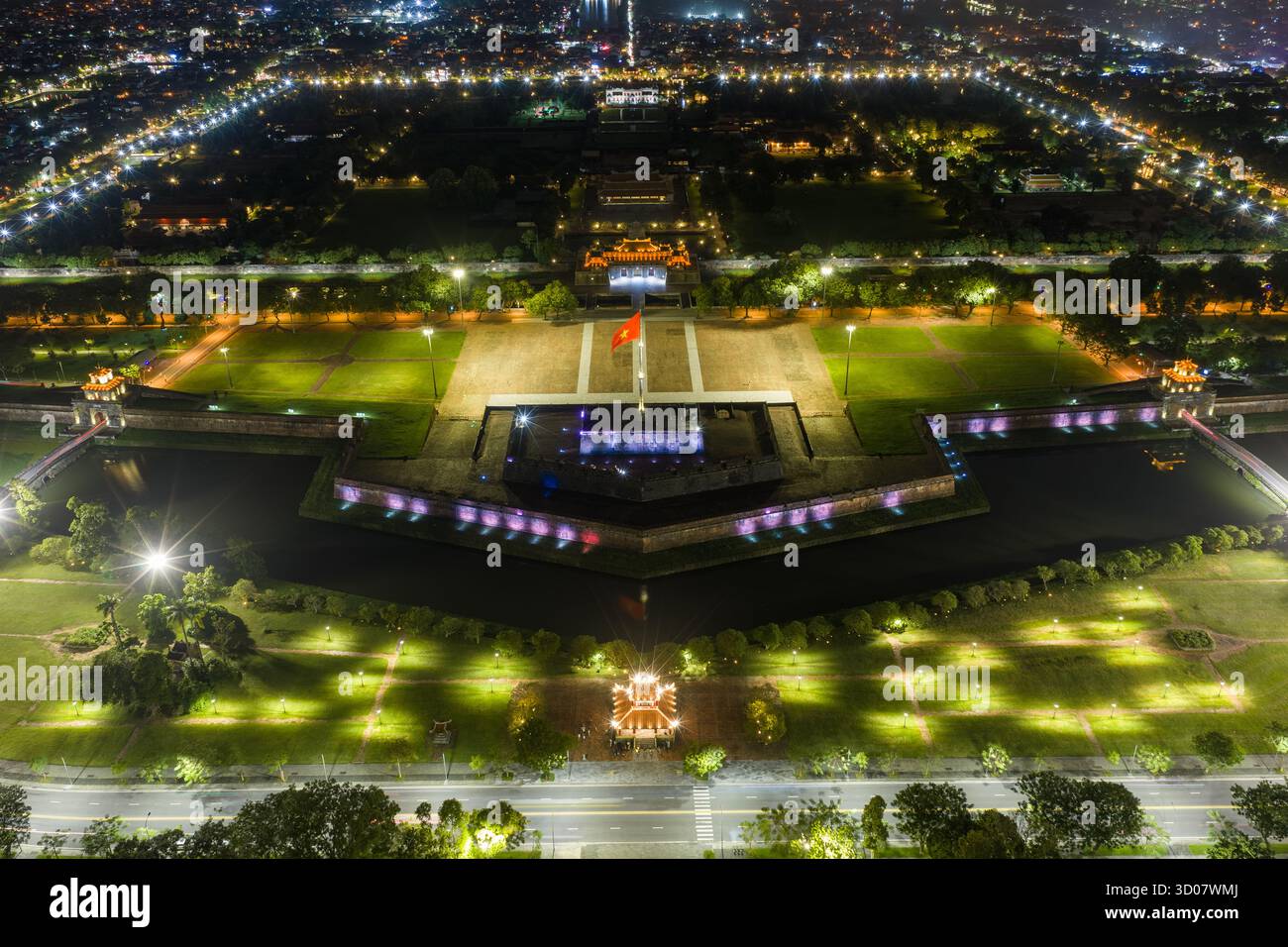 Vue aérienne de la Citadelle de Hué et vue de la ville de Hué, Vietnam. Palais royal impérial de la dynastie Nguyen. Concept de voyage et de paysage Banque D'Images Vue aérienne de la Citadelle de Hué et vue de la ville de Hué, Vietnam. Palais royal impérial de la dynastie Nguyen. Concept de voyage et de paysage Banque D'Images