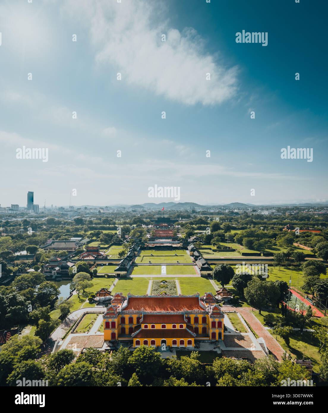 Vue aérienne de la Citadelle de Hué et vue de la ville de Hué, Vietnam. Palais royal impérial de la dynastie Nguyen. Concept de voyage et de paysage Banque D'Images Vue aérienne de la Citadelle de Hué et vue de la ville de Hué, Vietnam. Palais royal impérial de la dynastie Nguyen. Concept de voyage et de paysage Banque D'Images