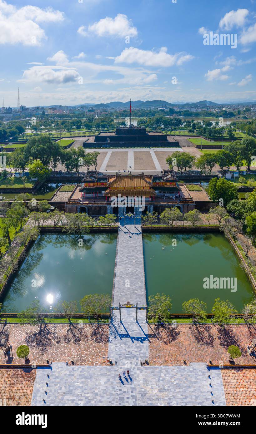 Vue aérienne de la Citadelle de Hué et vue de la ville de Hué, Vietnam. Palais royal impérial de la dynastie Nguyen. Concept de voyage et de paysage Banque D'Images Vue aérienne de la Citadelle de Hué et vue de la ville de Hué, Vietnam. Palais royal impérial de la dynastie Nguyen. Concept de voyage et de paysage Banque D'Images