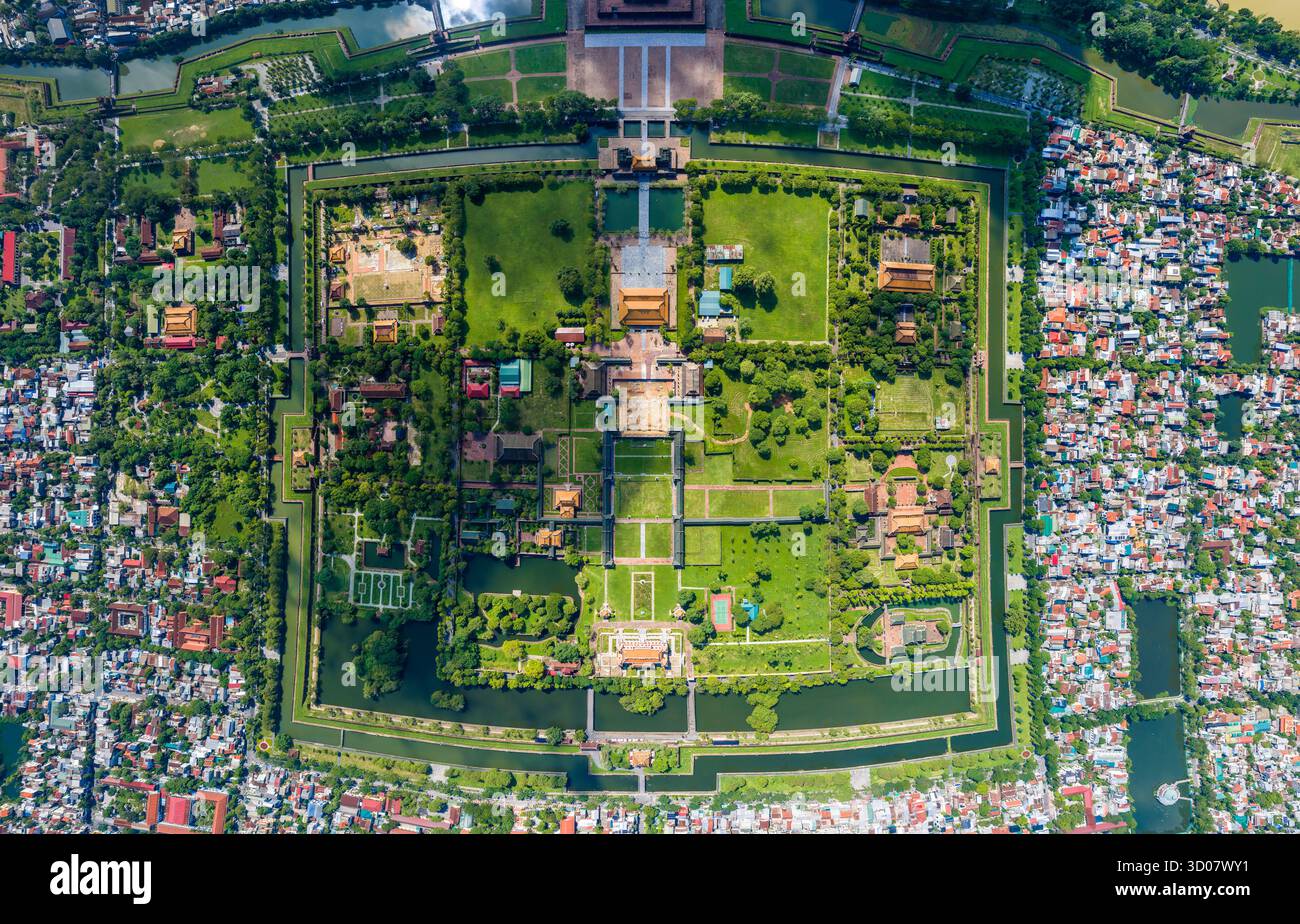 Vue aérienne de la Citadelle de Hué et vue de la ville de Hué, Vietnam. Palais royal impérial de la dynastie Nguyen. Concept de voyage et de paysage Banque D'Images Vue aérienne de la Citadelle de Hué et vue de la ville de Hué, Vietnam. Palais royal impérial de la dynastie Nguyen. Concept de voyage et de paysage Banque D'Images