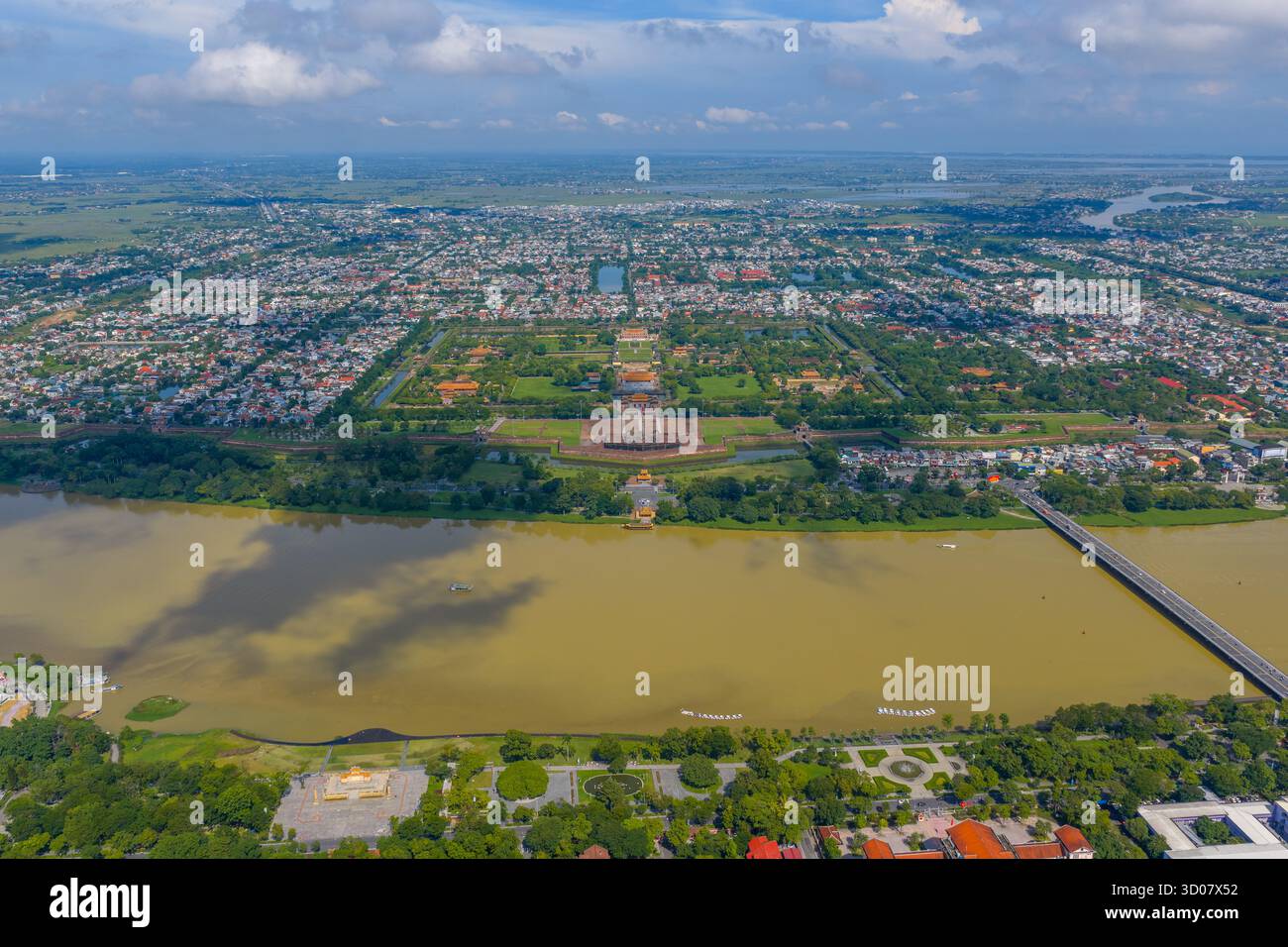 Vue aérienne de la Citadelle de Hué et vue de la ville de Hué, Vietnam. Palais royal impérial de la dynastie Nguyen. Concept de voyage et de paysage Banque D'Images Vue aérienne de la Citadelle de Hué et vue de la ville de Hué, Vietnam. Palais royal impérial de la dynastie Nguyen. Concept de voyage et de paysage Banque D'Images