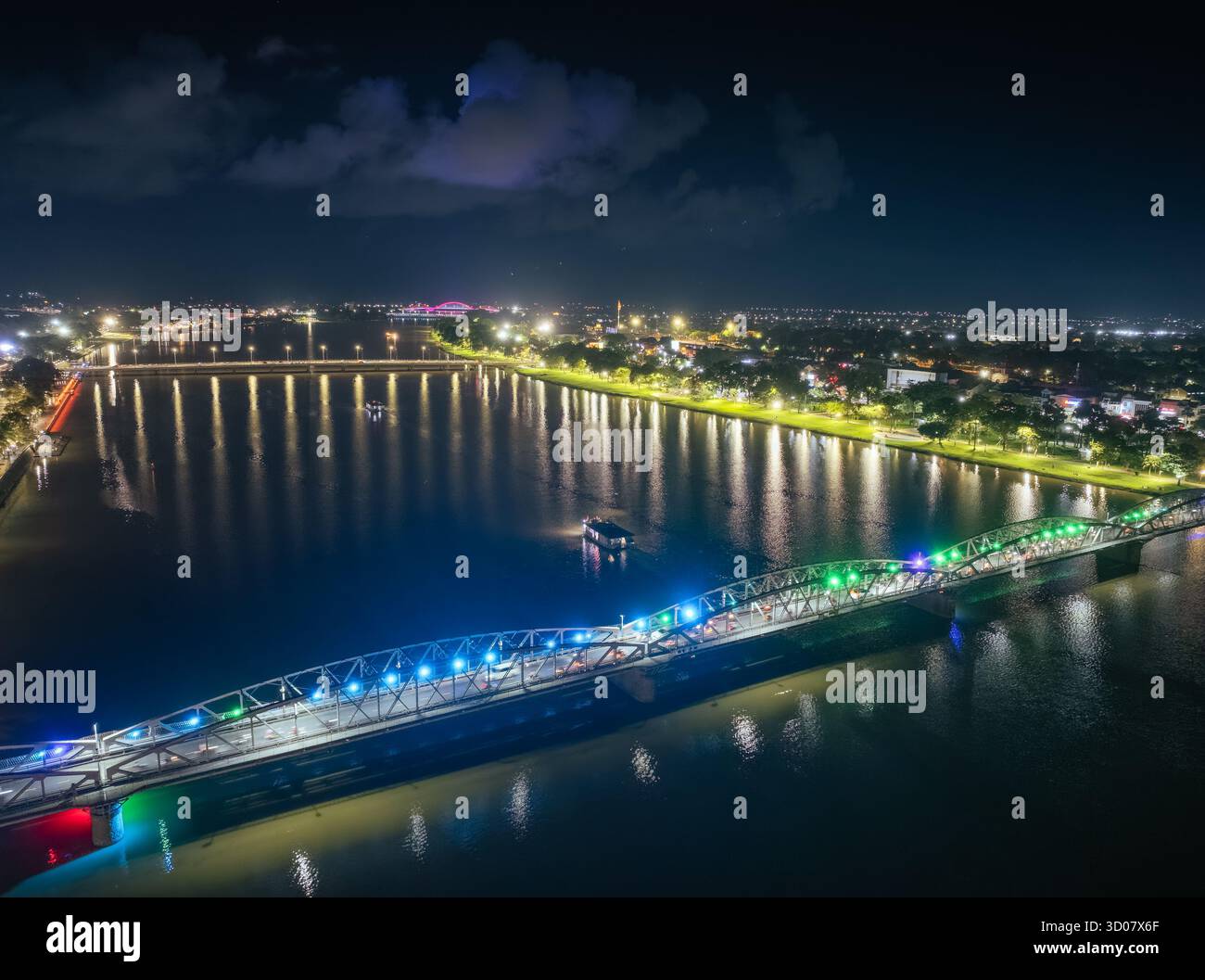 Ville de Hue, Vietnam - 15 octobre 2025 : vue panoramique du pont Truong Tien dans la ville de Hue la nuit. Pont illuminé partout avec réflexion floue allumée. T Banque D'Images Ville de Hue, Vietnam - 15 octobre 2025 : vue panoramique du pont Truong Tien dans la ville de Hue la nuit. Pont illuminé partout avec réflexion floue allumée. T Banque D'Images