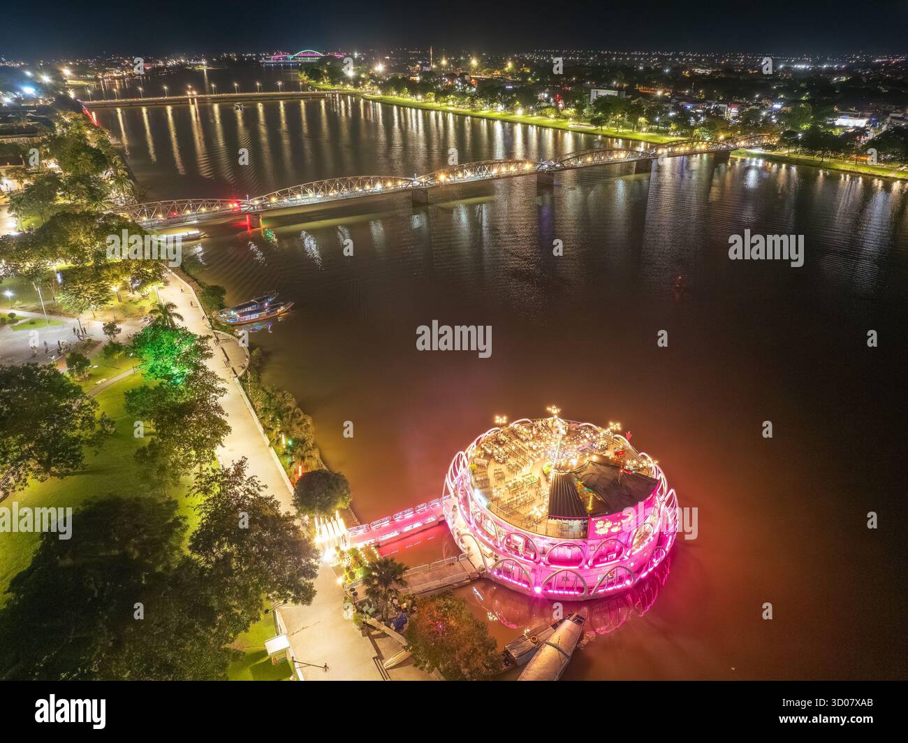 Ville de Hue, Vietnam - 15 octobre 2025 : vue panoramique du pont Truong Tien dans la ville de Hue la nuit. Pont illuminé partout avec réflexion floue allumée. T Banque D'Images Ville de Hue, Vietnam - 15 octobre 2025 : vue panoramique du pont Truong Tien dans la ville de Hue la nuit. Pont illuminé partout avec réflexion floue allumée. T Banque D'Images