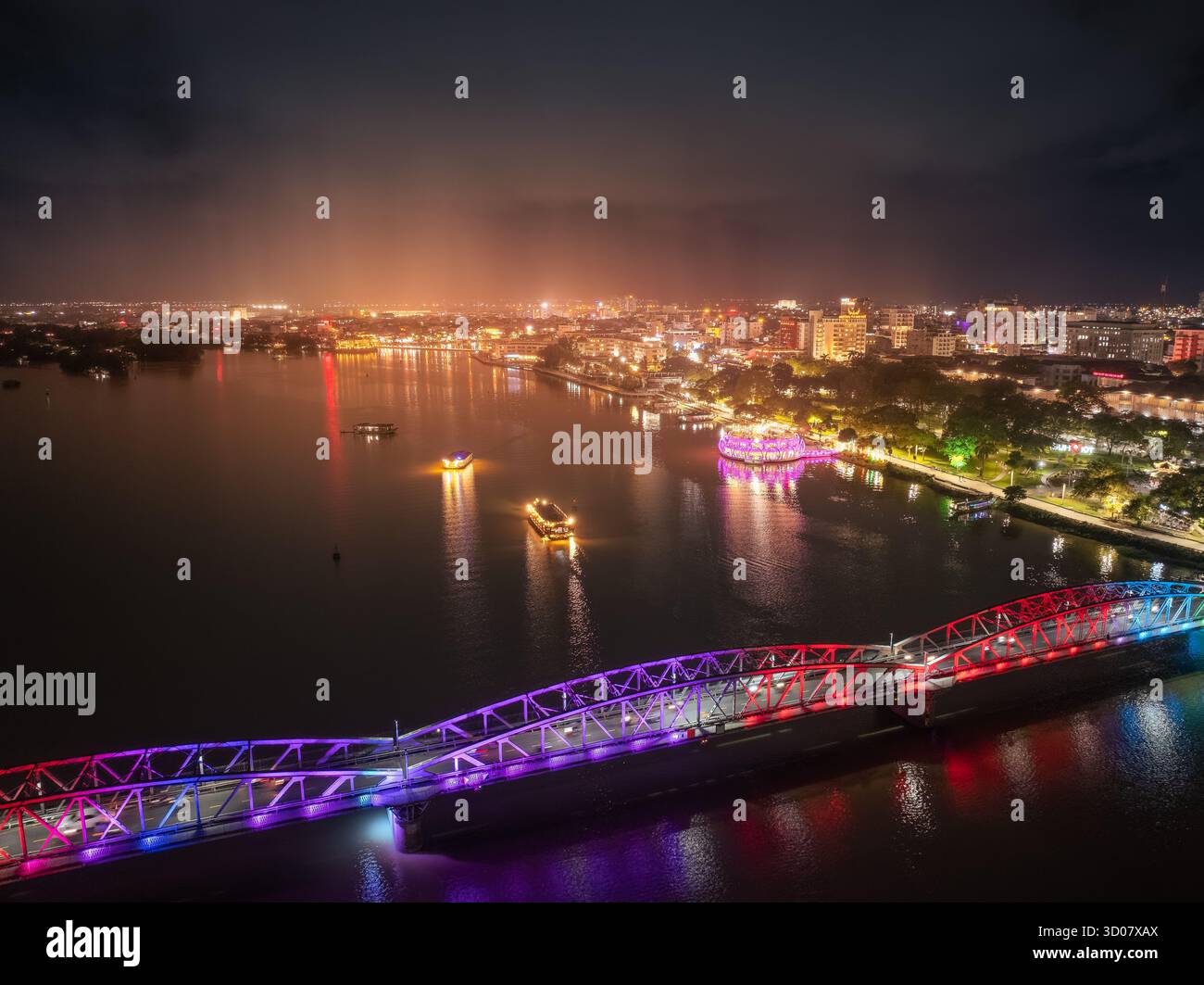 Ville de Hue, Vietnam - 15 octobre 2025 : vue panoramique du pont Truong Tien dans la ville de Hue la nuit. Pont illuminé partout avec réflexion floue allumée. T Banque D'Images Ville de Hue, Vietnam - 15 octobre 2025 : vue panoramique du pont Truong Tien dans la ville de Hue la nuit. Pont illuminé partout avec réflexion floue allumée. T Banque D'Images