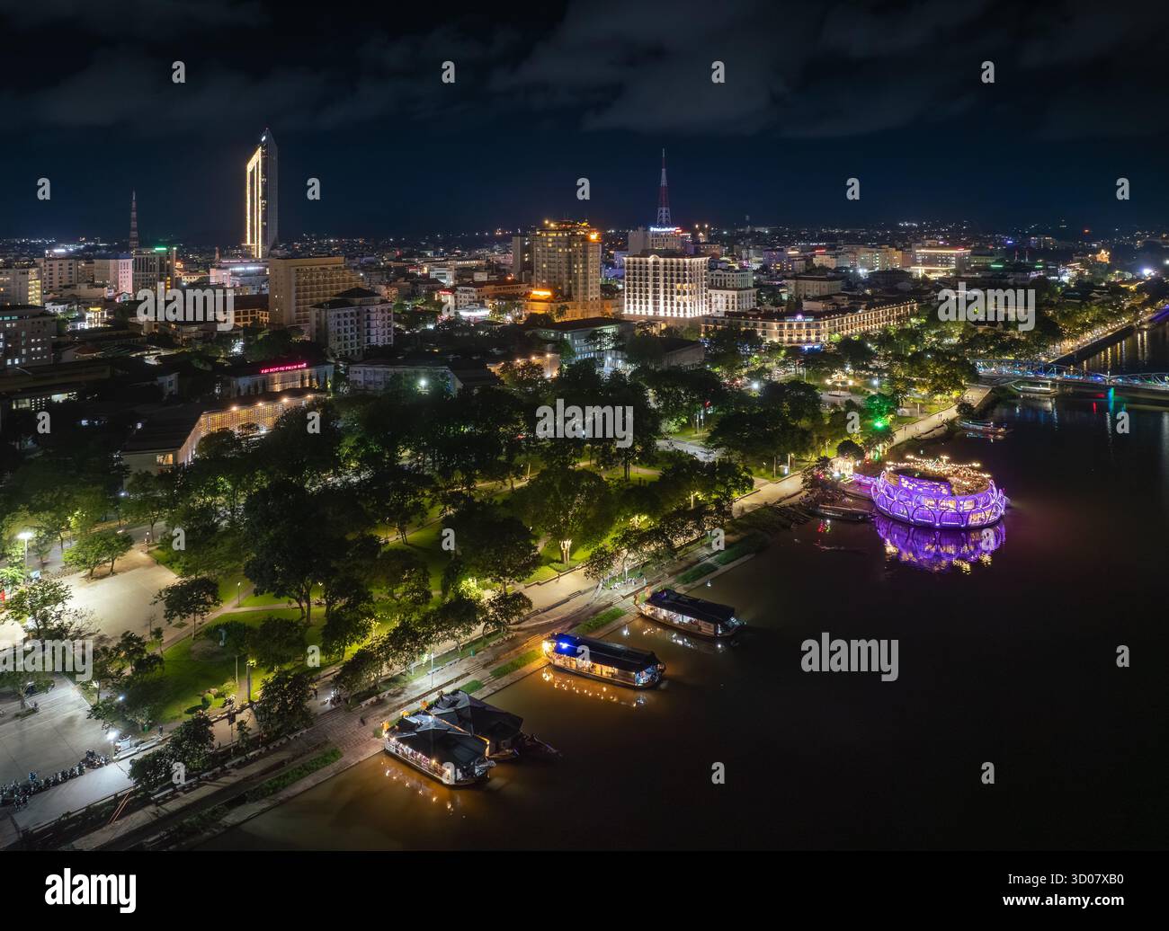 Ville de Hue, Vietnam - 15 octobre 2025 : vue panoramique du pont Truong Tien dans la ville de Hue la nuit. Pont illuminé partout avec réflexion floue allumée. T Banque D'Images Ville de Hue, Vietnam - 15 octobre 2025 : vue panoramique du pont Truong Tien dans la ville de Hue la nuit. Pont illuminé partout avec réflexion floue allumée. T Banque D'Images