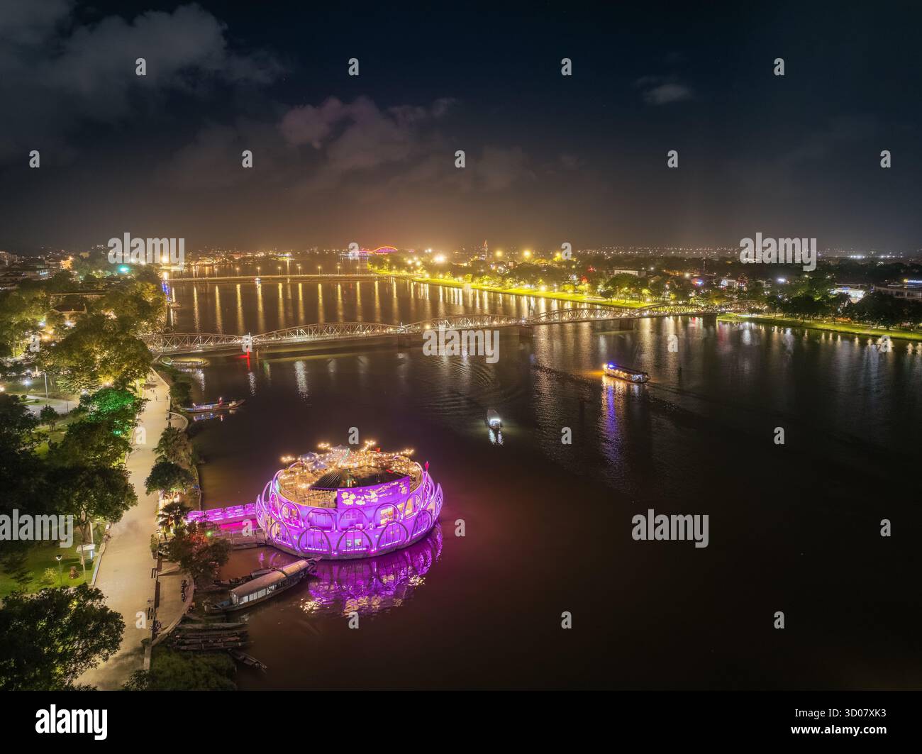 Ville de Hue, Vietnam - 15 octobre 2025 : vue panoramique du pont Truong Tien dans la ville de Hue la nuit. Pont illuminé partout avec réflexion floue allumée. T Banque D'Images Ville de Hue, Vietnam - 15 octobre 2025 : vue panoramique du pont Truong Tien dans la ville de Hue la nuit. Pont illuminé partout avec réflexion floue allumée. T Banque D'Images