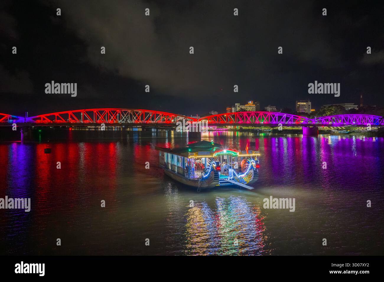 Ville de Hue, Vietnam - 15 octobre 2025 : vue panoramique du pont Truong Tien dans la ville de Hue la nuit. Pont illuminé partout avec réflexion floue allumée. T Banque D'Images Ville de Hue, Vietnam - 15 octobre 2025 : vue panoramique du pont Truong Tien dans la ville de Hue la nuit. Pont illuminé partout avec réflexion floue allumée. T Banque D'Images