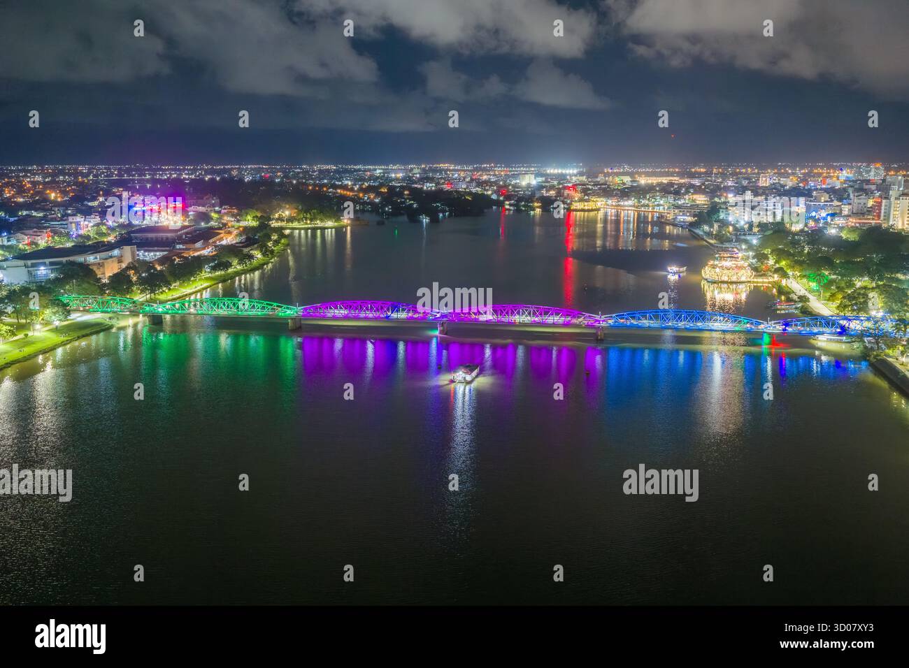 Ville de Hue, Vietnam - 15 octobre 2025 : vue panoramique du pont Truong Tien dans la ville de Hue la nuit. Pont illuminé partout avec réflexion floue allumée. T Banque D'Images Ville de Hue, Vietnam - 15 octobre 2025 : vue panoramique du pont Truong Tien dans la ville de Hue la nuit. Pont illuminé partout avec réflexion floue allumée. T Banque D'Images