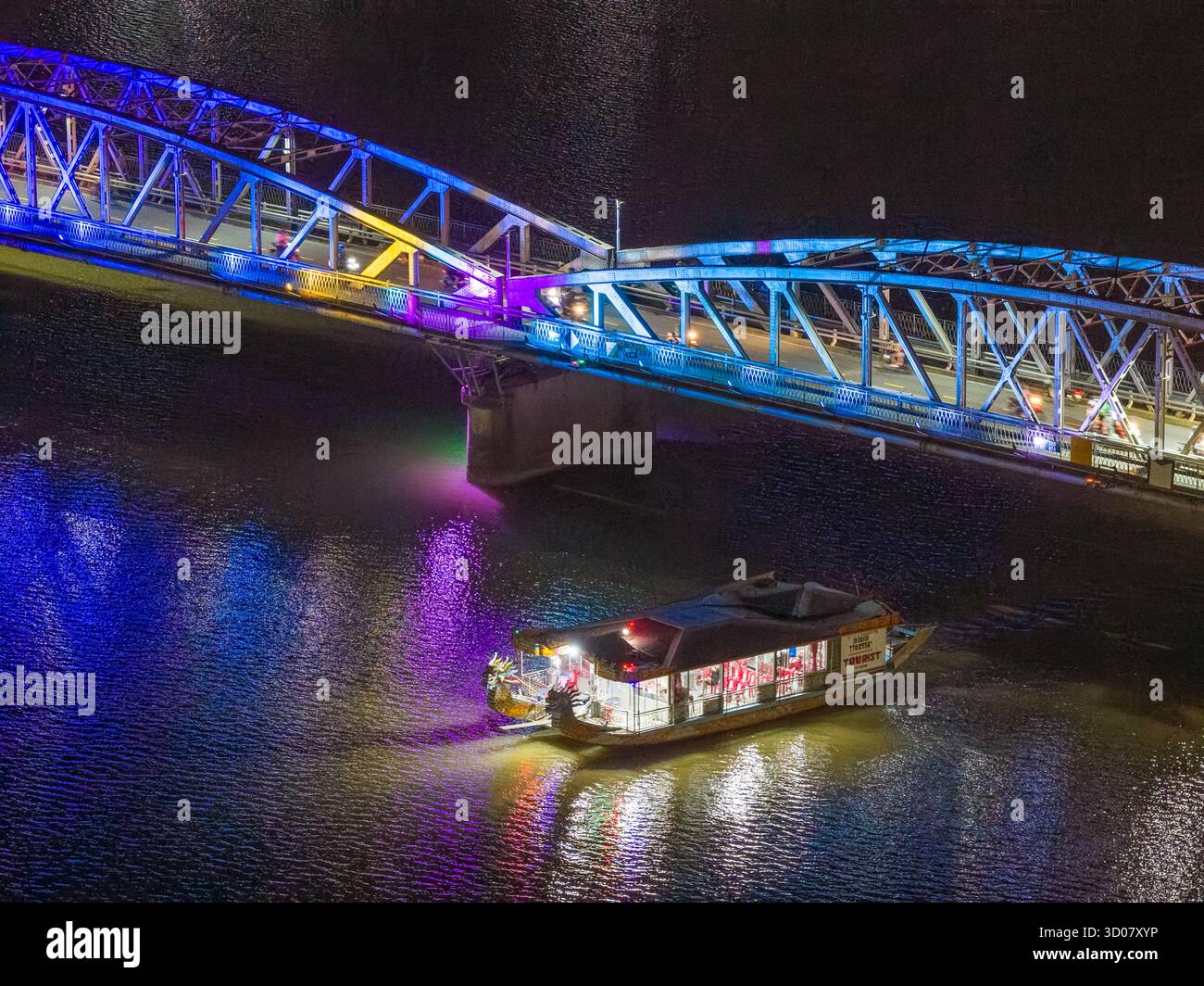 Ville de Hue, Vietnam - 15 octobre 2025 : vue panoramique du pont Truong Tien dans la ville de Hue la nuit. Pont illuminé partout avec réflexion floue allumée. T Banque D'Images Ville de Hue, Vietnam - 15 octobre 2025 : vue panoramique du pont Truong Tien dans la ville de Hue la nuit. Pont illuminé partout avec réflexion floue allumée. T Banque D'Images