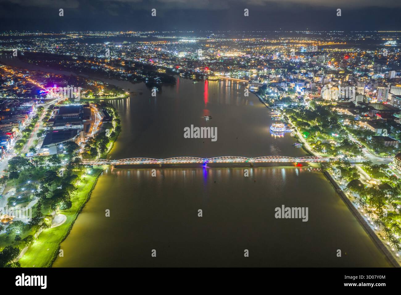 Ville de Hue, Vietnam - 15 octobre 2025 : vue panoramique du pont Truong Tien dans la ville de Hue la nuit. Pont illuminé partout avec réflexion floue allumée. T Banque D'Images Ville de Hue, Vietnam - 15 octobre 2025 : vue panoramique du pont Truong Tien dans la ville de Hue la nuit. Pont illuminé partout avec réflexion floue allumée. T Banque D'Images
