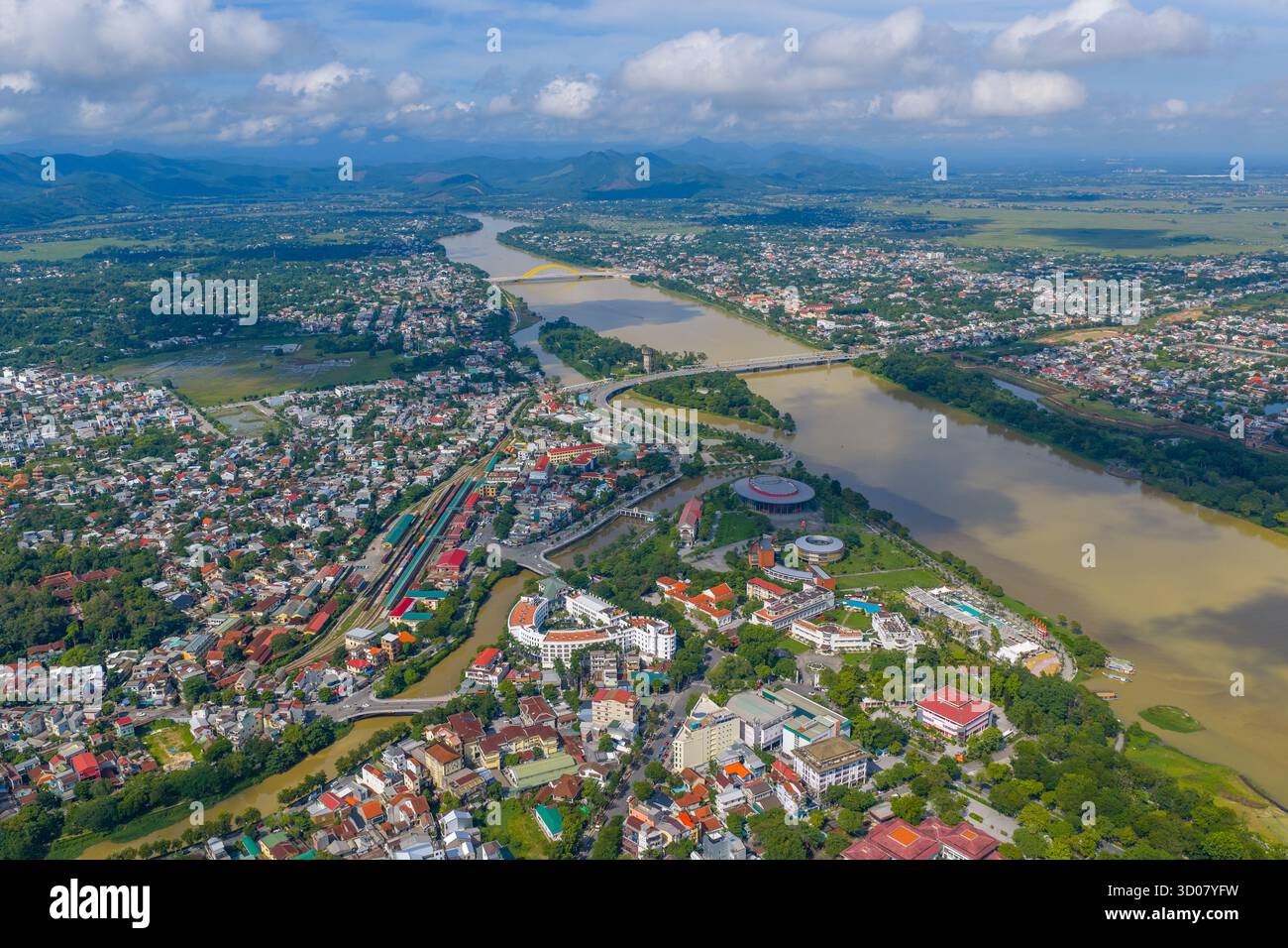 Ville de Hue, Vietnam - 21 octobre 2025 : vue aérienne de la ville de Hue au Vietnam. De nombreux ponts et Palais Royal Impérial de la dynastie Nguyen à proximité. Voyage et lan Banque D'Images Ville de Hue, Vietnam - 21 octobre 2025 : vue aérienne de la ville de Hue au Vietnam. De nombreux ponts et Palais Royal Impérial de la dynastie Nguyen à proximité. Voyage et lan Banque D'Images