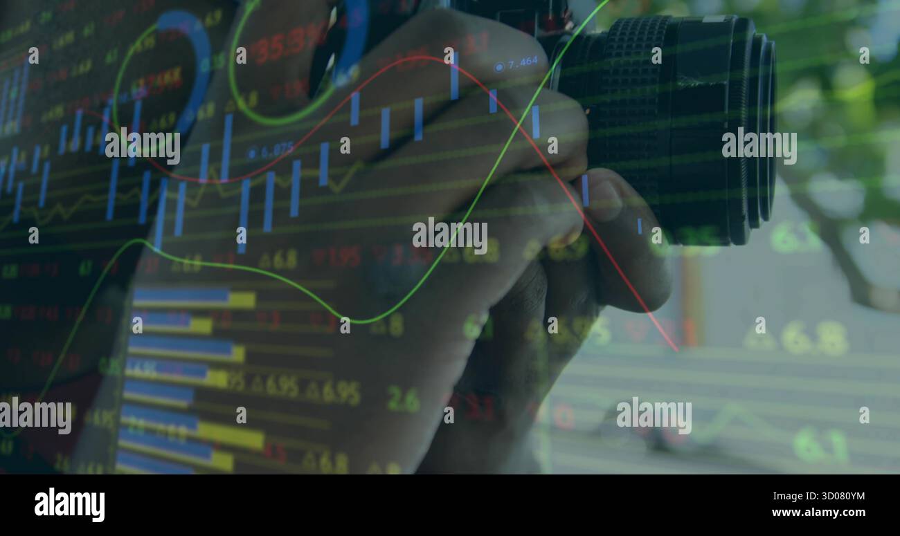 Cadrage de l'objectif zoom reflex numérique tenu par le photographe au parc, superposant des graphiques en chandelier et des données boursières Banque D'Images
