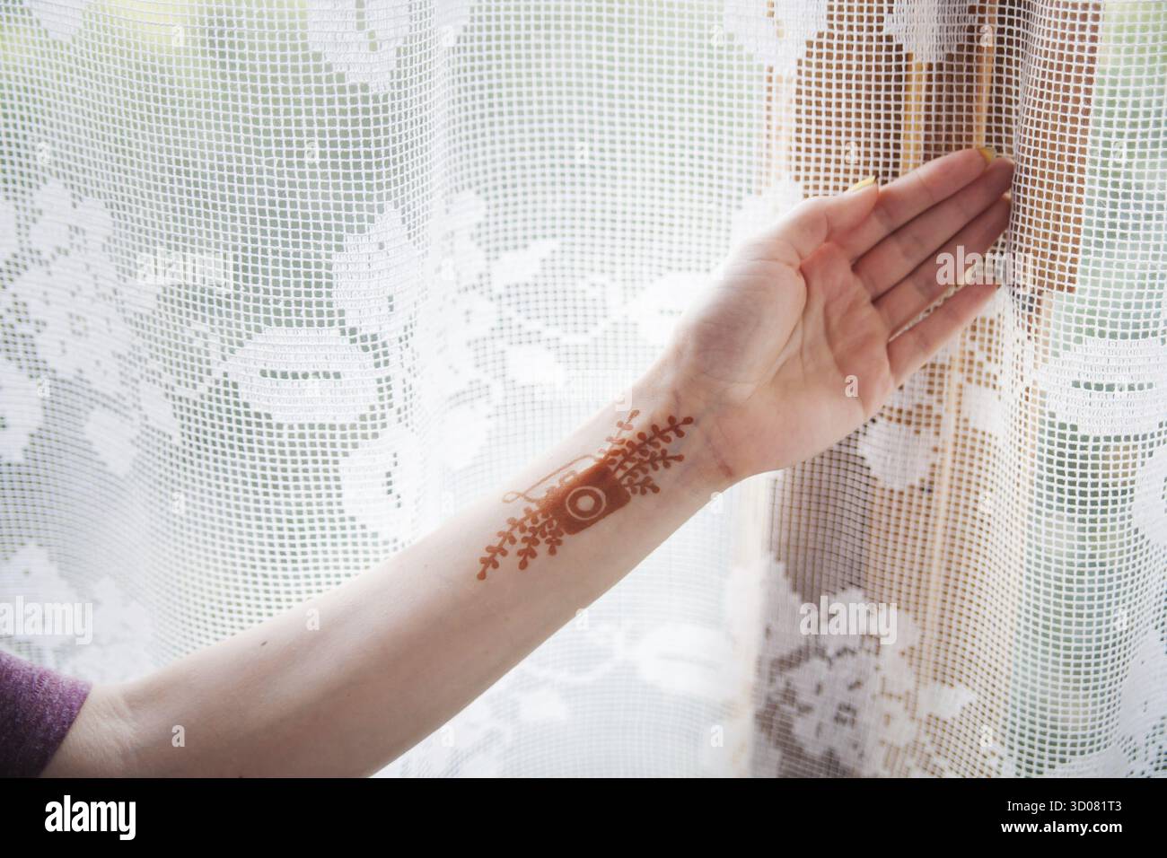 Henné tatouer un appareil photo sur la fille&#39, s main Banque D'Images