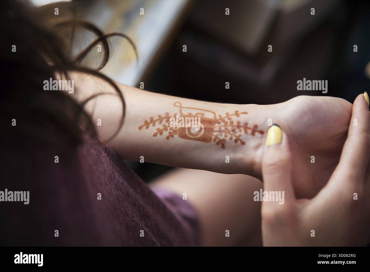 Henné tatouer un appareil photo sur la fille&#39, s main Banque D'Images
