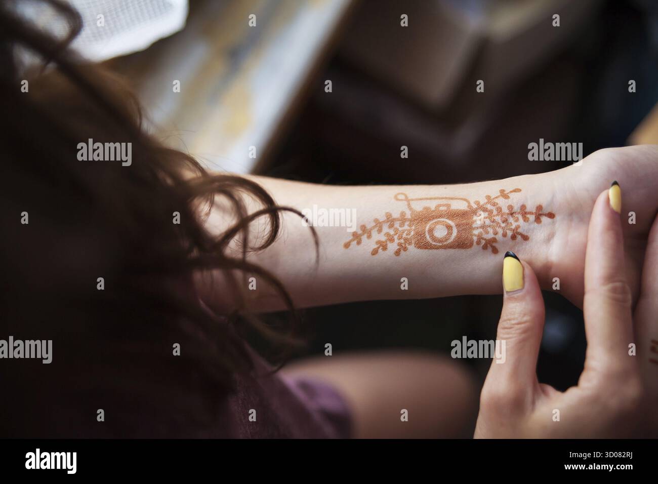 Henné tatouer un appareil photo sur la fille&#39, s main Banque D'Images
