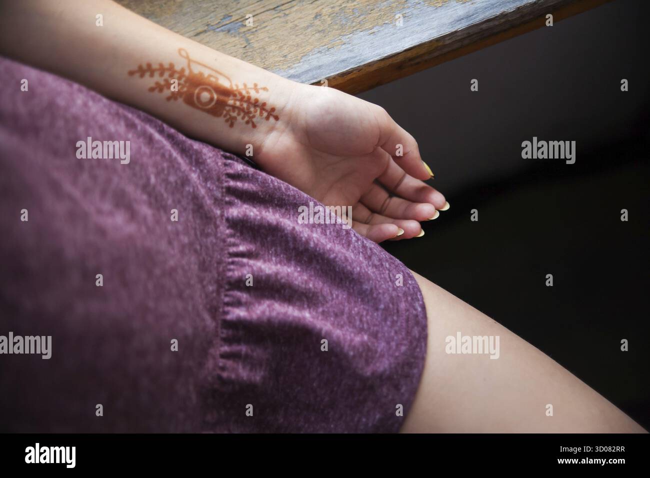 Henné tatouer un appareil photo sur la fille&#39, s main Banque D'Images